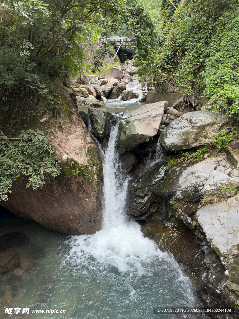 山间潺潺溪流瀑布美景