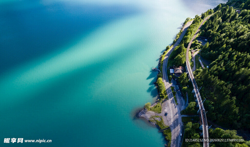 海岸悬崖上的绿意公路