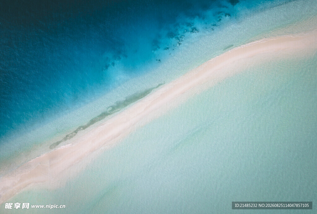 梦幻蓝白渐变海滩美景
