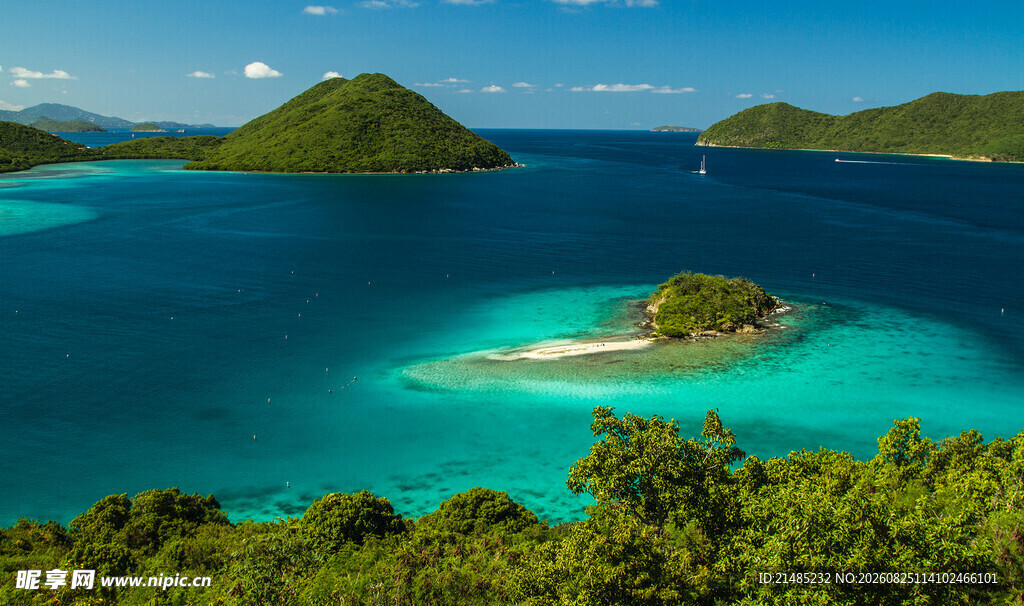 美丽海岛的迷人蓝色海景