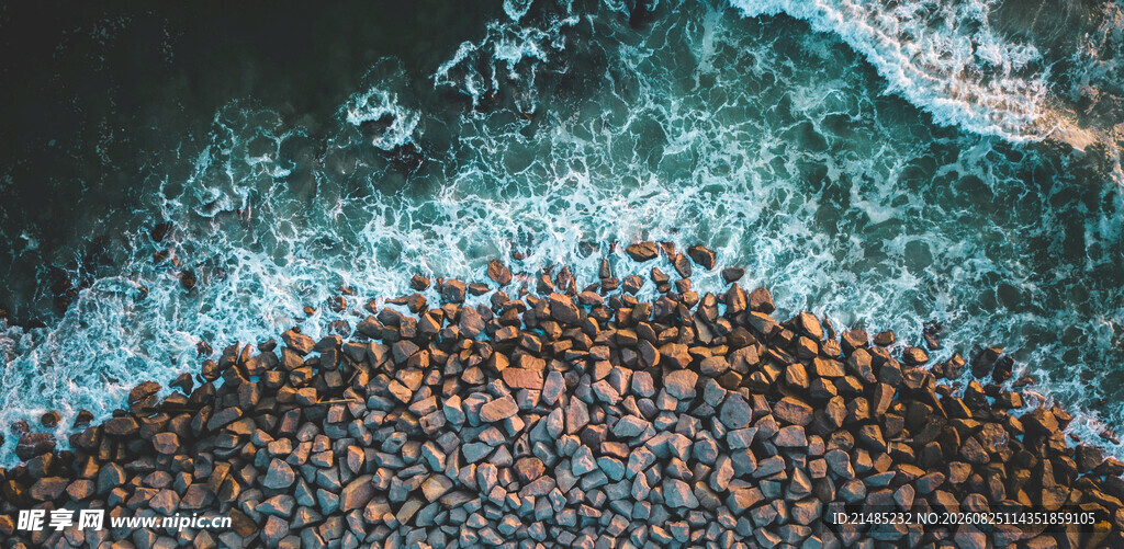 海浪冲刷下的多彩鹅卵石