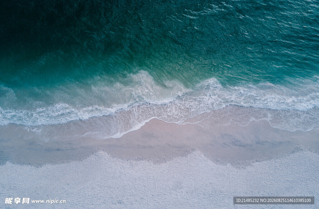 俯瞰海浪拍打沙滩美景