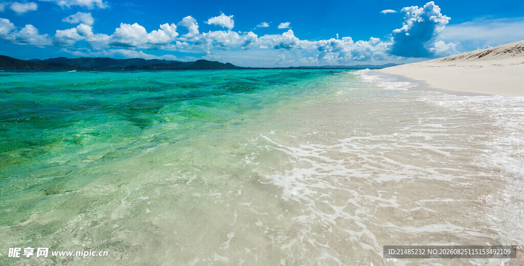 美丽的海滩与清澈海水