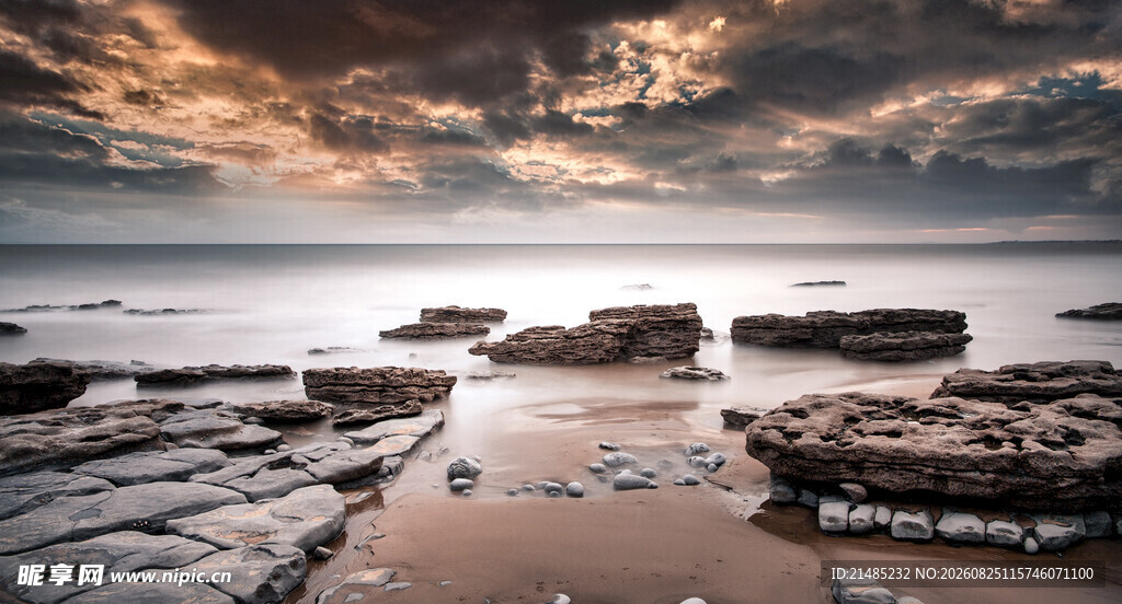 海边黄昏时的礁石美景