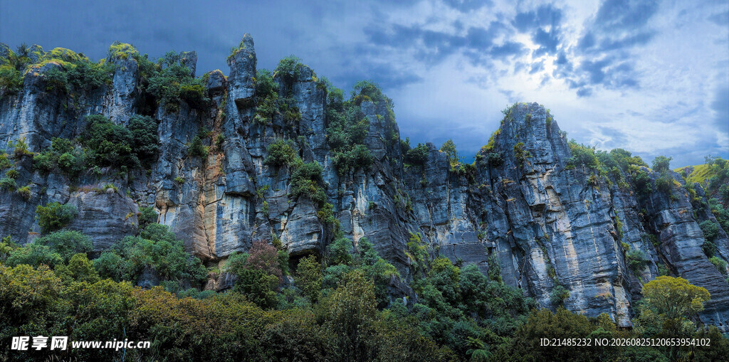 壮丽山峦景观