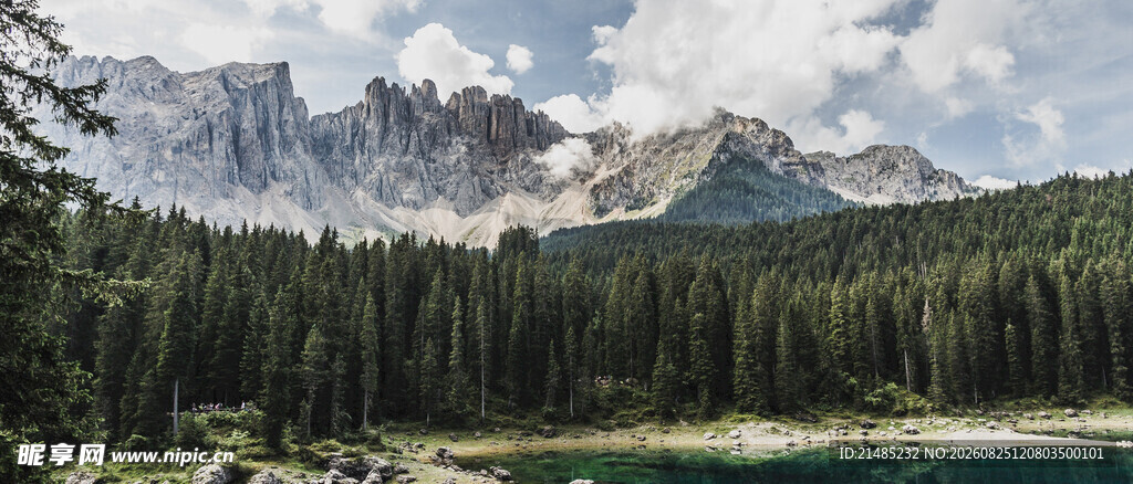 湖畔山林间的壮美山景