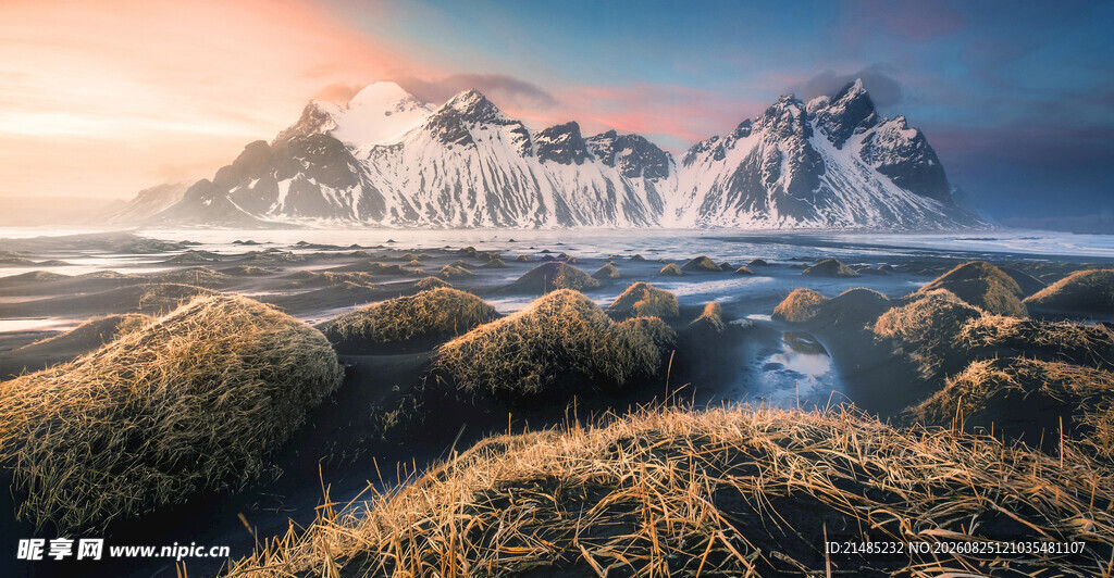 日出下的山川草地美景