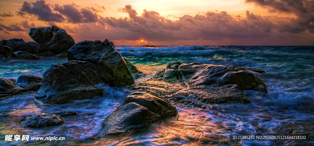 海边日落时的礁石美景