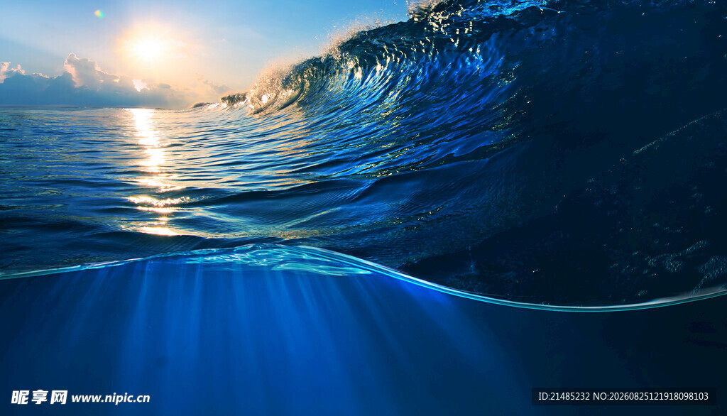 海面下的阳光与波浪景观
