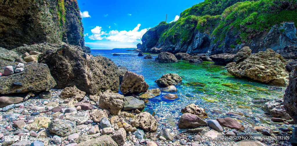 海岸边的清澈水域与岩石