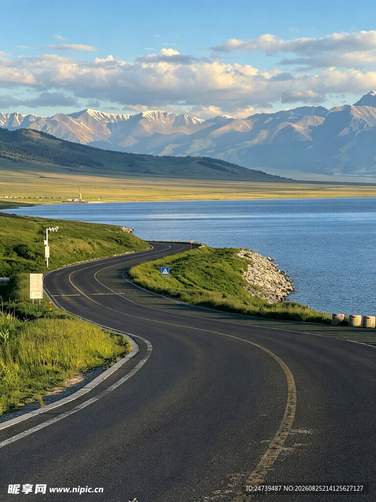 蜿蜒公路伴湖光山色