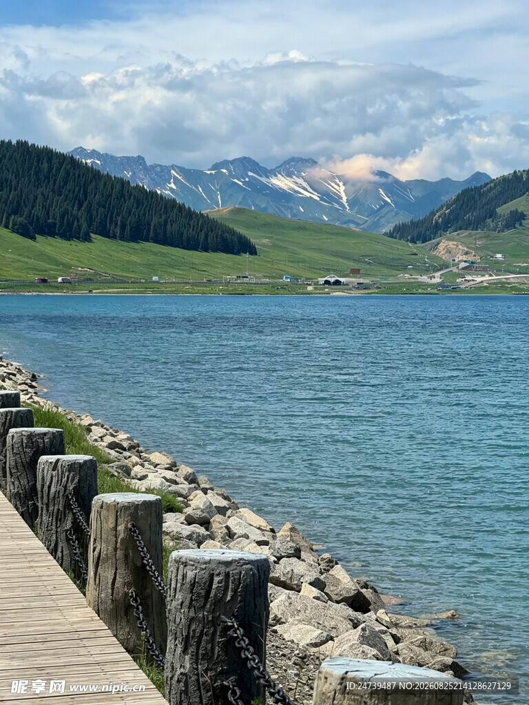湖畔木栈道与远山美景