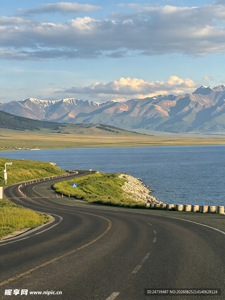 蜿蜒公路伴湖与远山