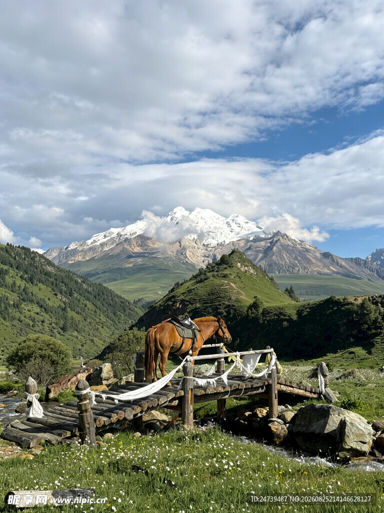 山间美景远处雪山与木屋