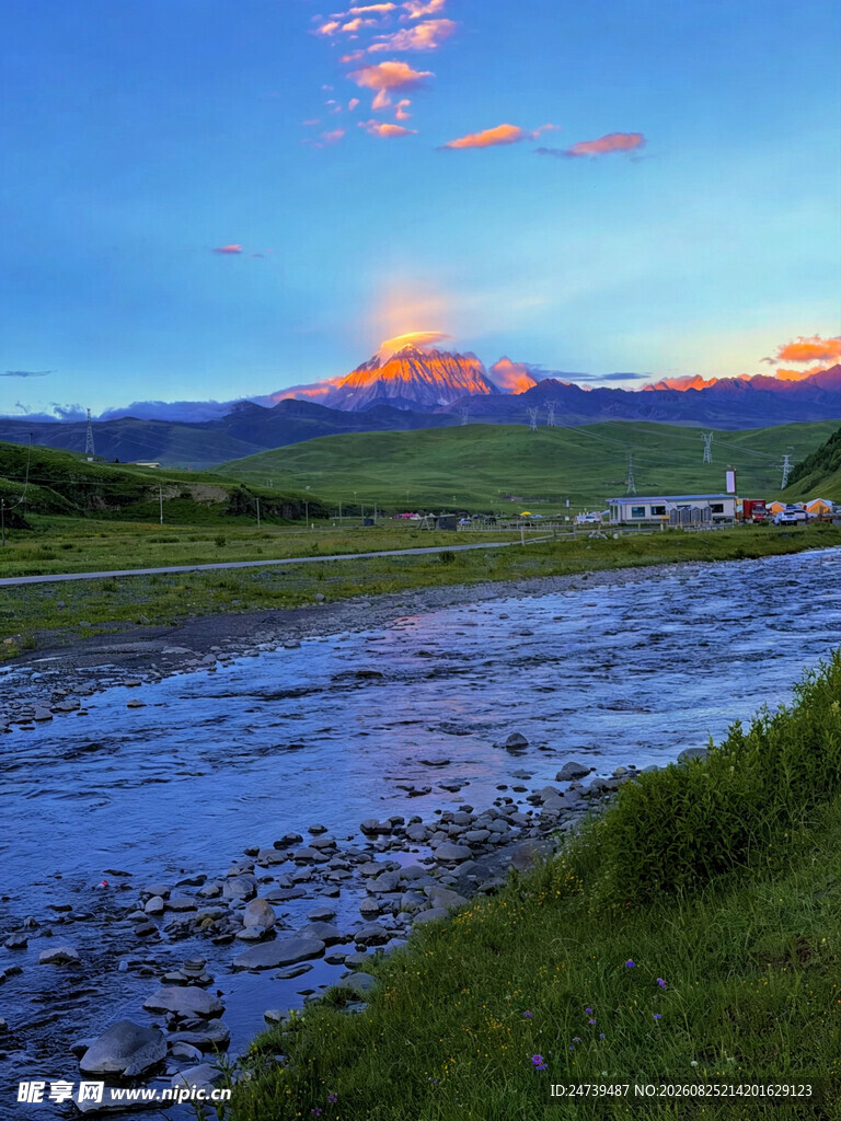 河畔青山晚霞美丽风光