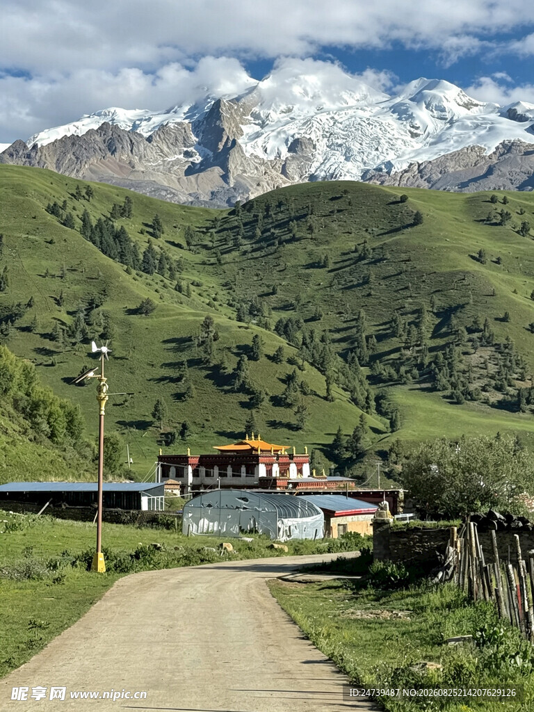 山间小道旁的藏式小屋