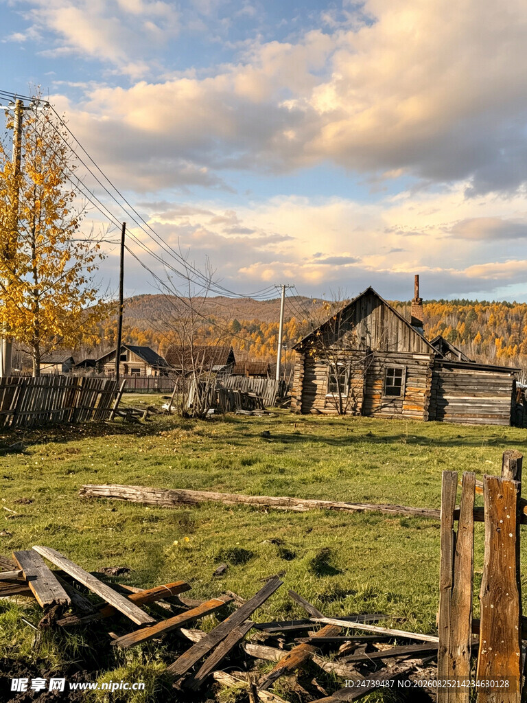 秋日乡村破旧木屋风景
