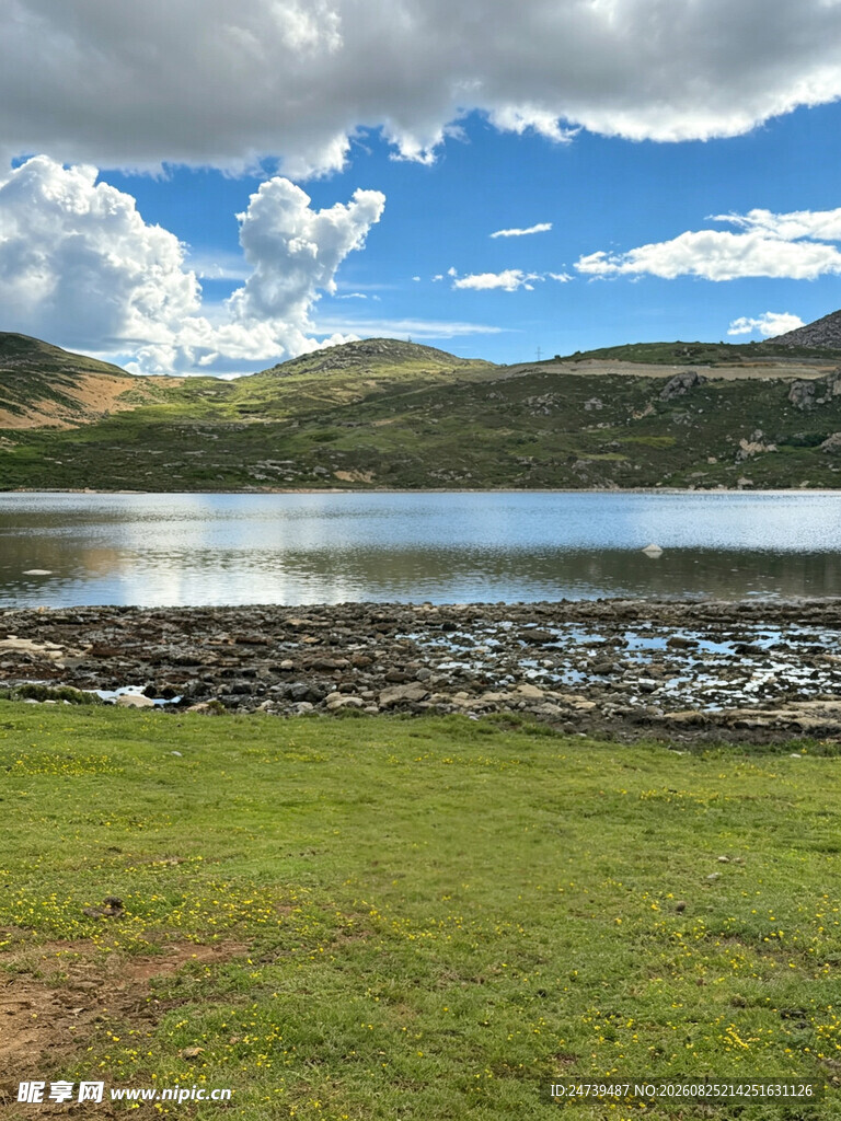 湖畔草原风光美景