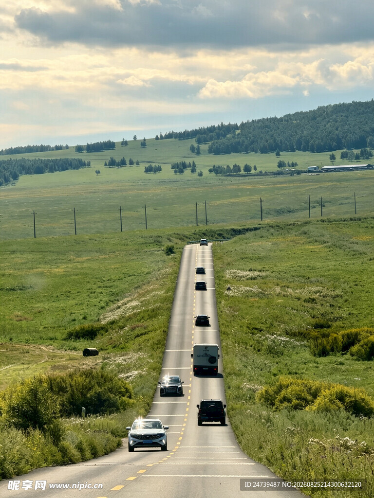 公路上行驶的多辆汽车
