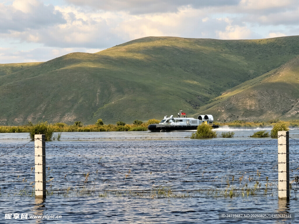 湖畔风景船只静泊于山水间