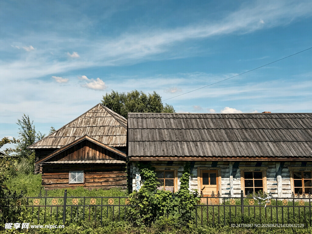 乡村木屋宁静的田园风光