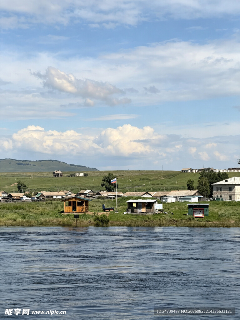 河畔村庄美景