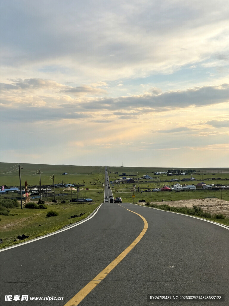 公路伸向远方的美丽风景
