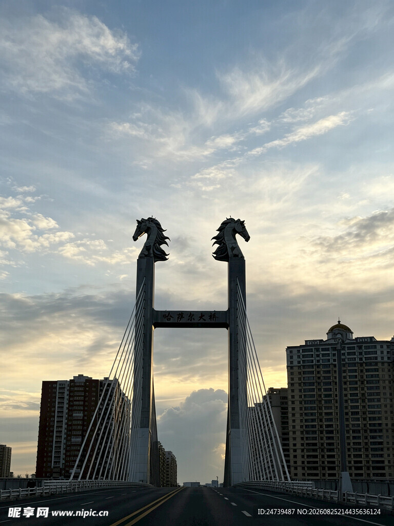 城市桥梁雕塑与天际线