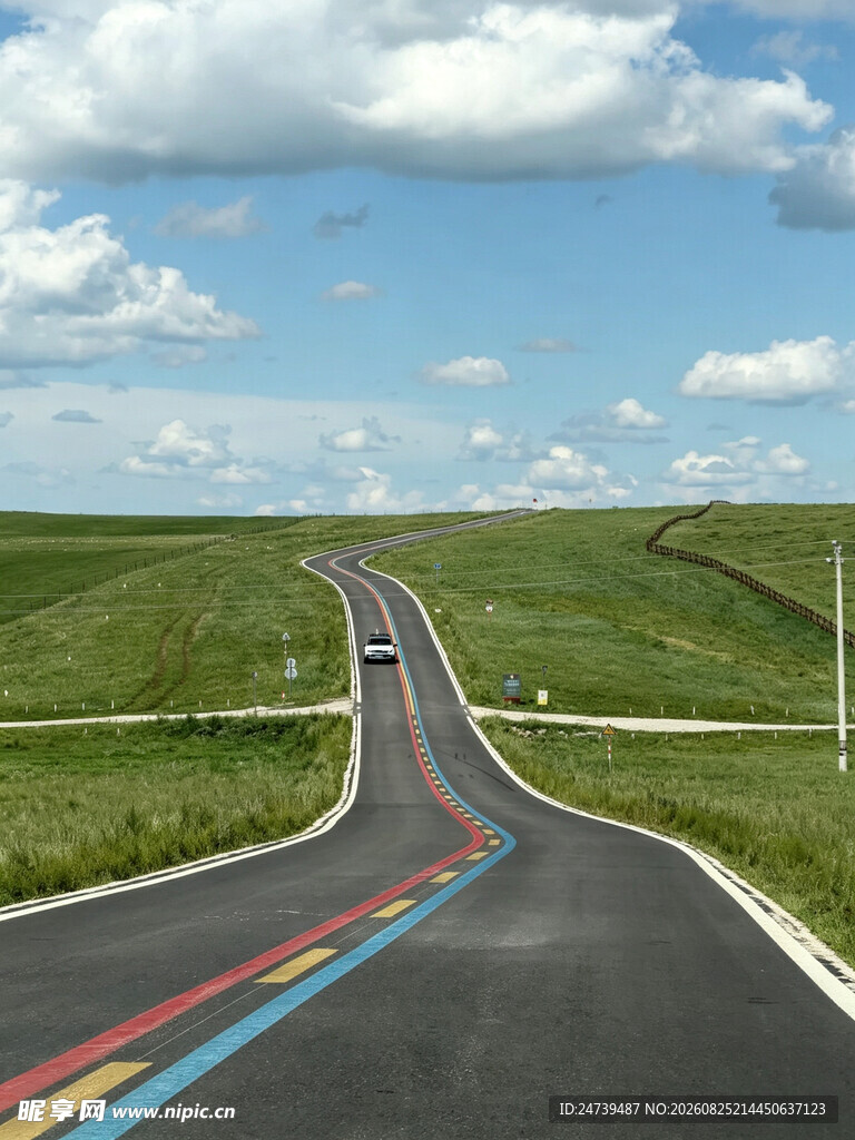 草原上的多彩公路