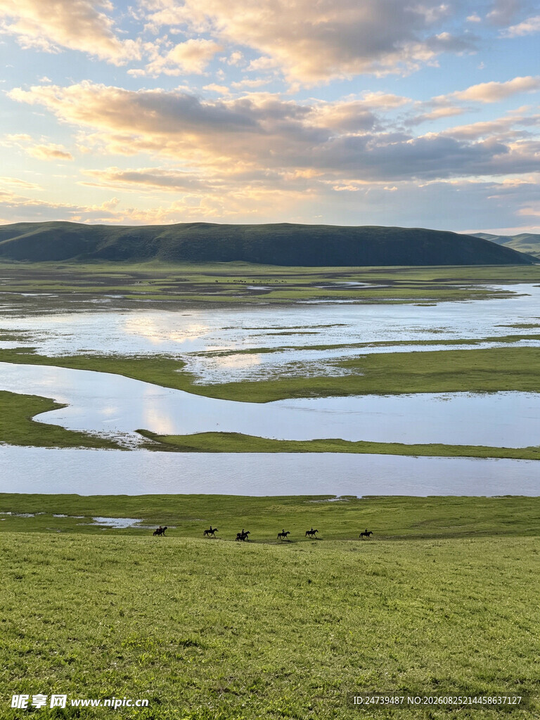 草原湿地的壮丽黄昏景色