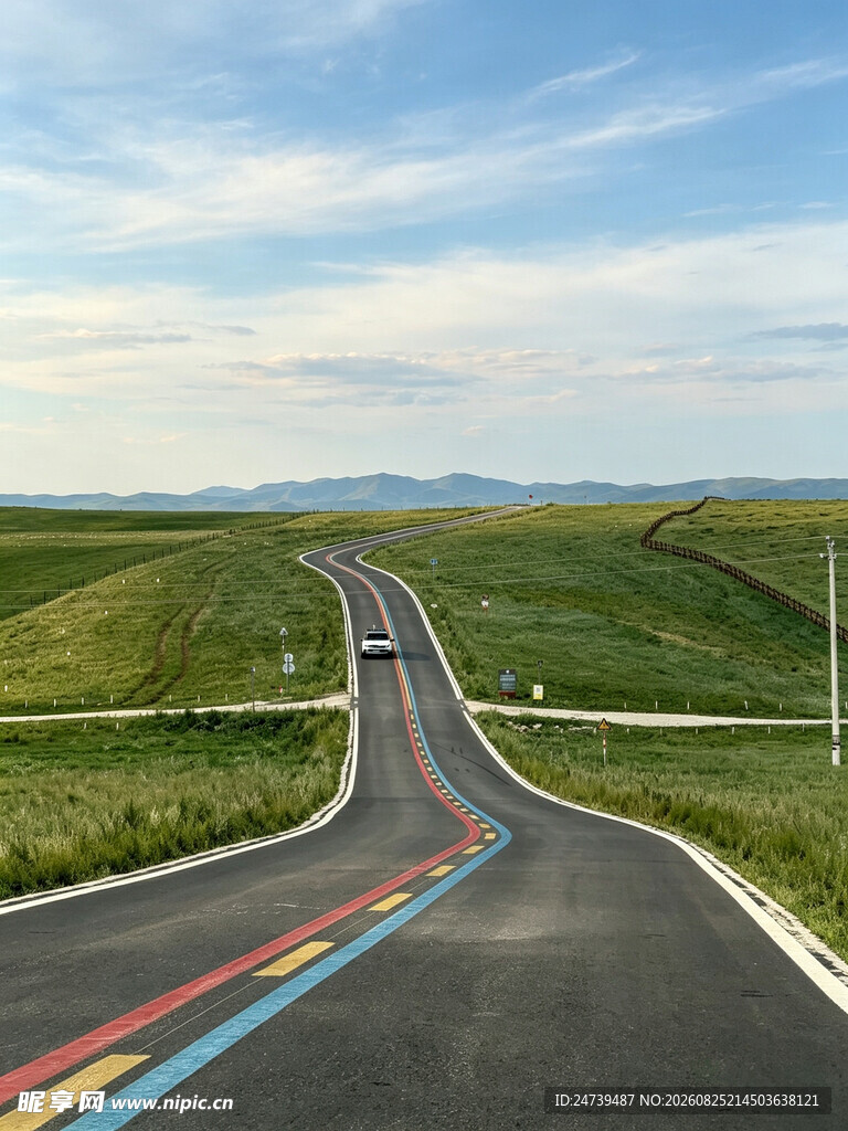 草原上的彩色公路风景
