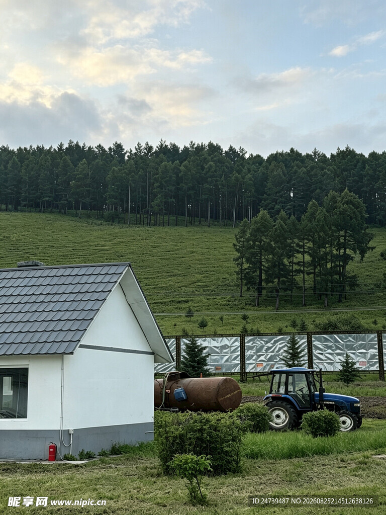 乡村小屋旁的田园风光