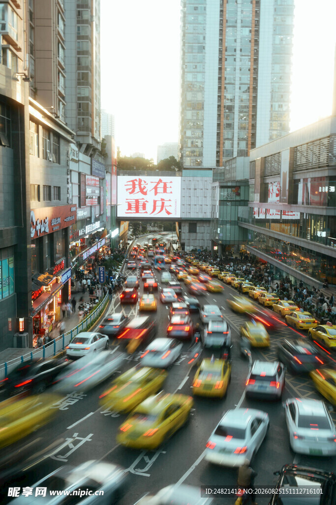 城市繁忙街道交通景象