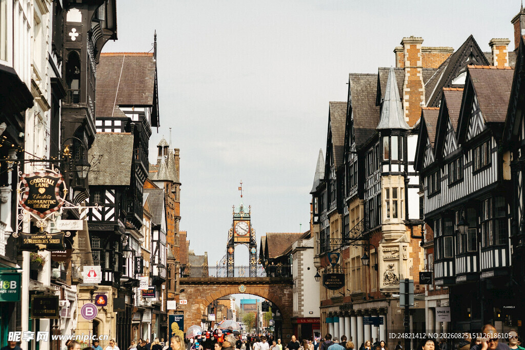 英国小镇热闹街道景象