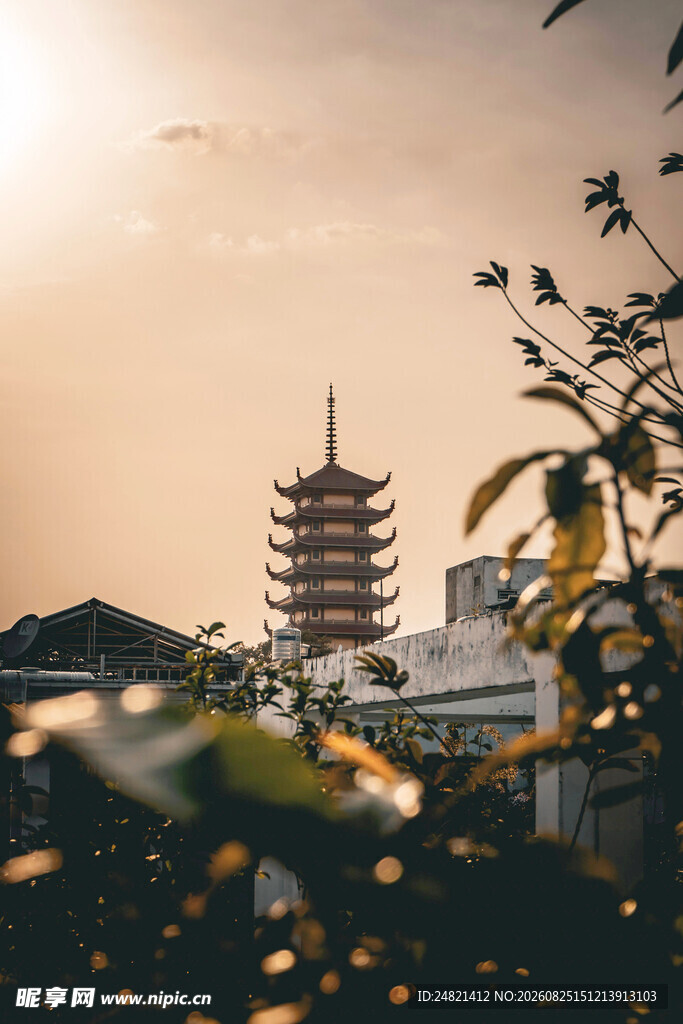 夕阳下的古塔风景
