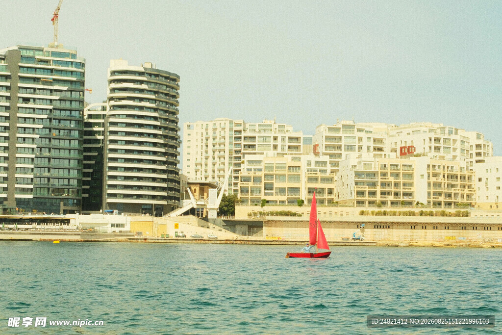 海滨城市的帆船景致
