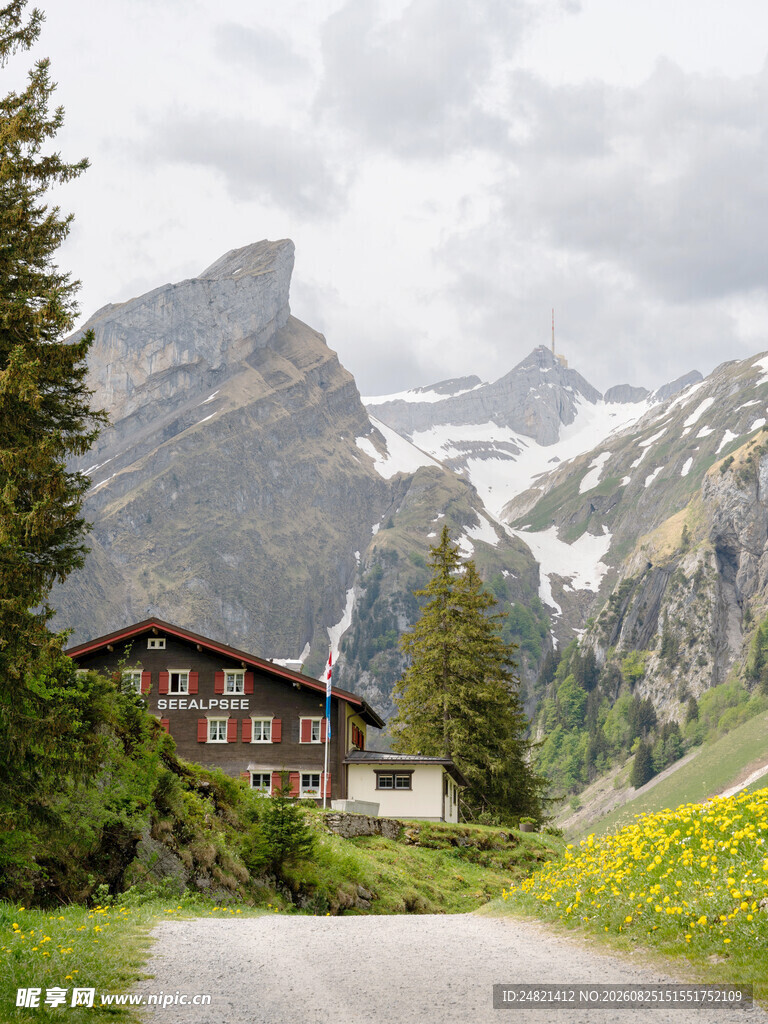 山间小屋旁的秀丽风景