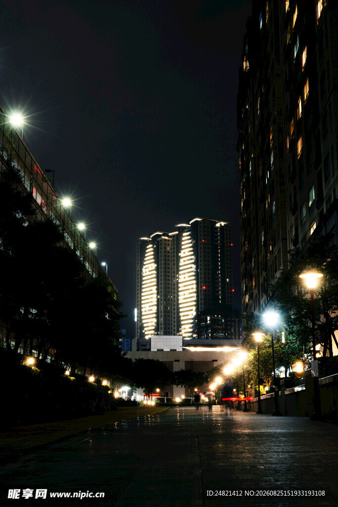 城市夜景中的高楼与桥梁