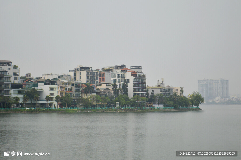 湖畔错落建筑景观