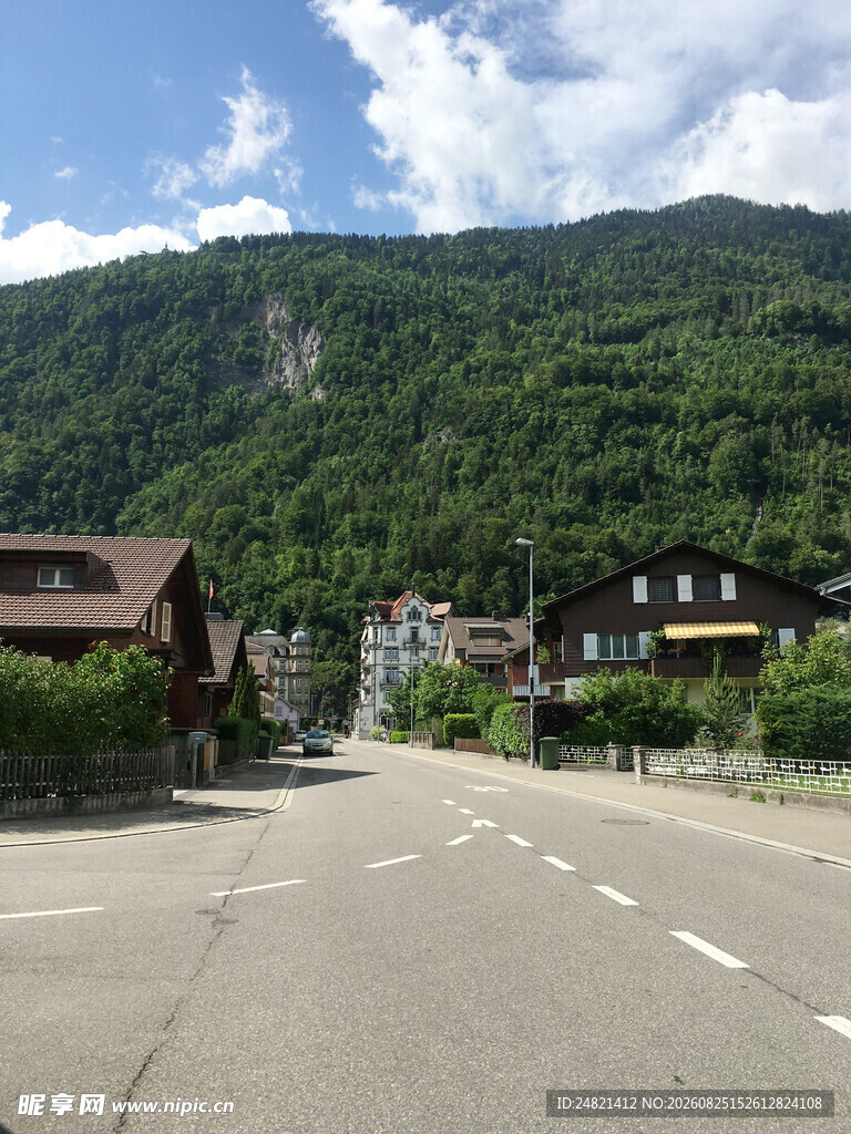 山间宁静村落的道路风景