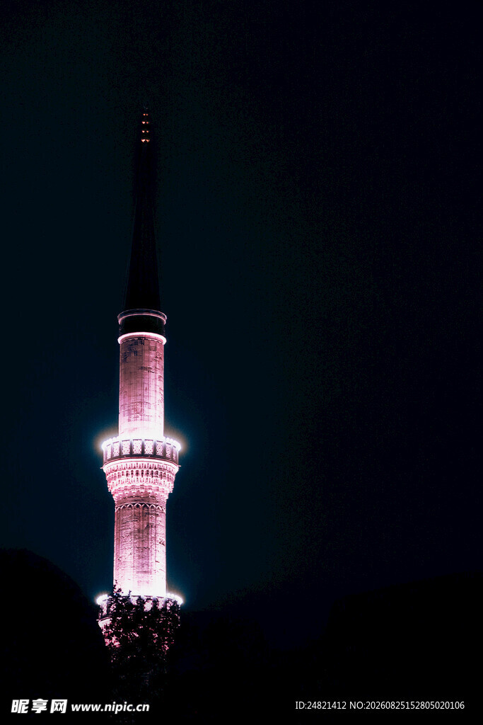 夜晚发光的高耸尖塔