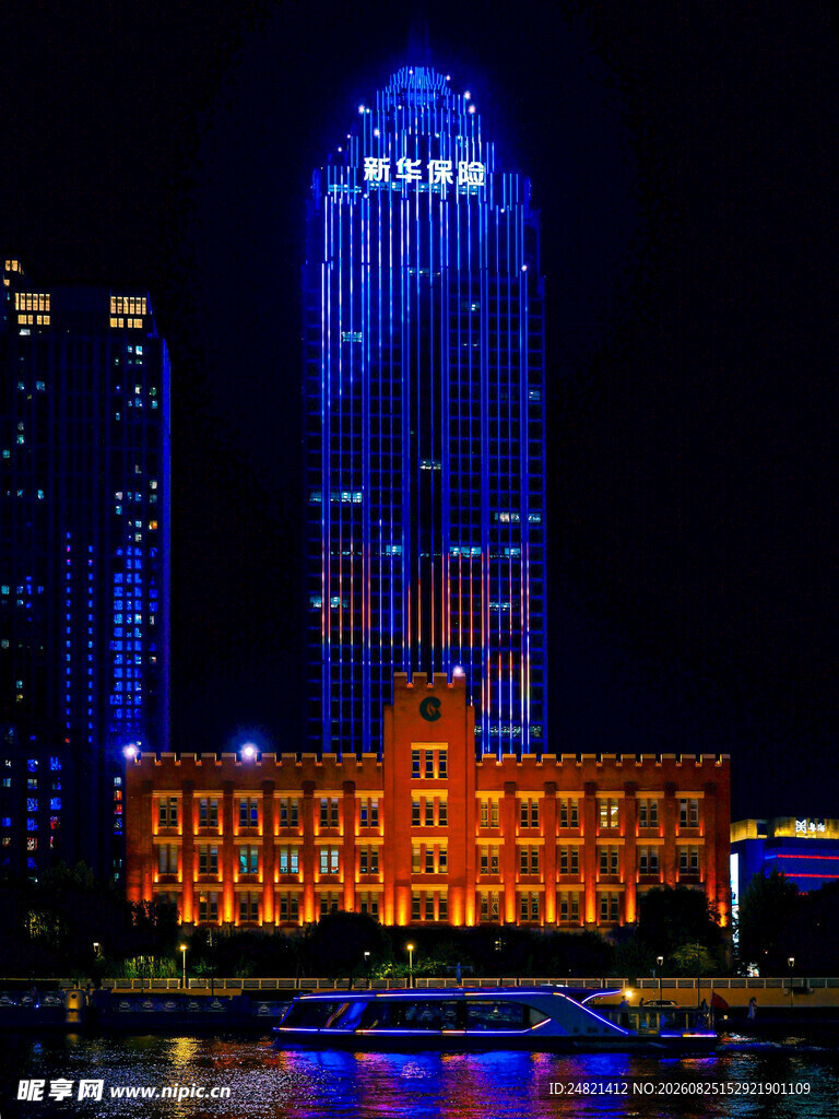 城市夜景中的璀璨建筑