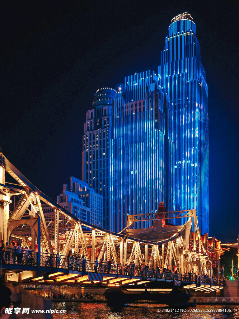 璀璨夜景下的城市标志性建筑