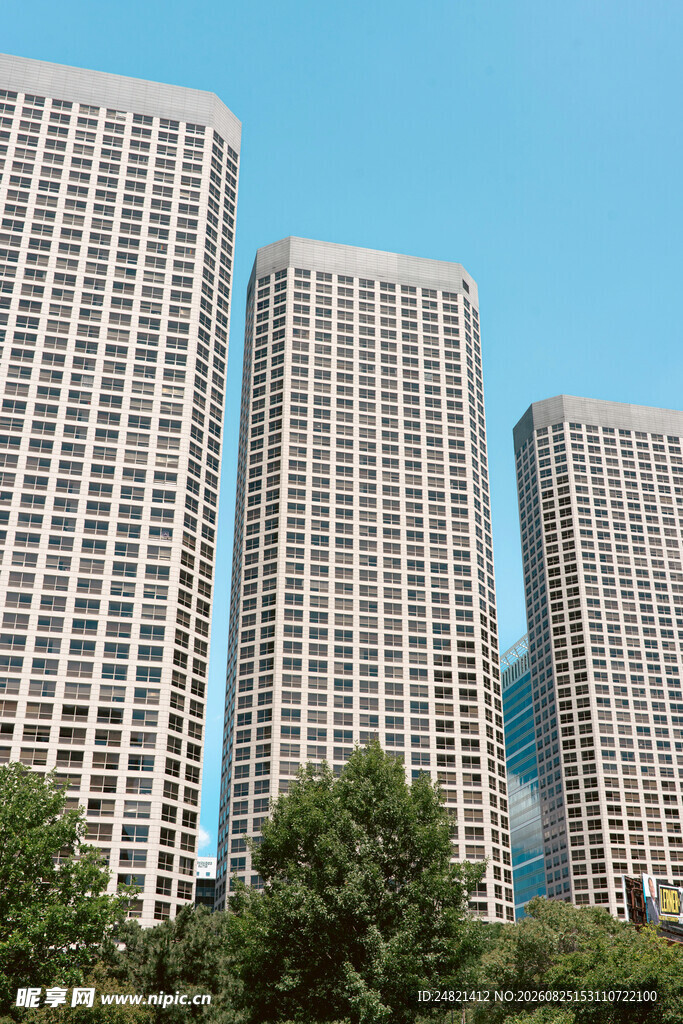 城市高楼与绿树景观