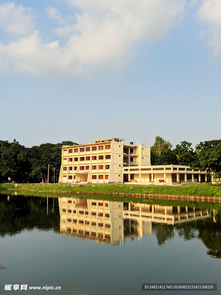 湖畔校园建筑倒影美景