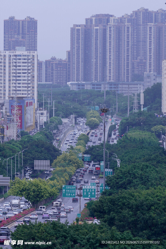 城市道路与林立高楼景观