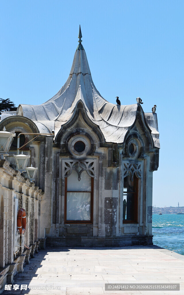 海边独特尖顶建筑景观