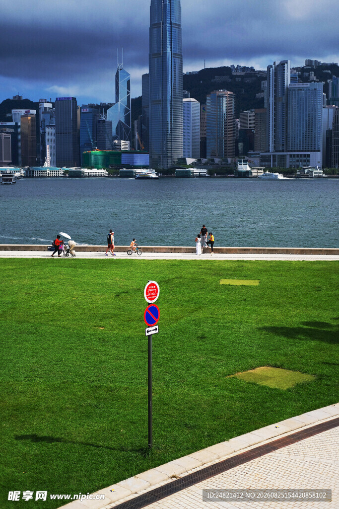 城市绿地与远处高楼景观