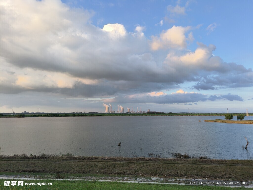 湖畔黄昏美景