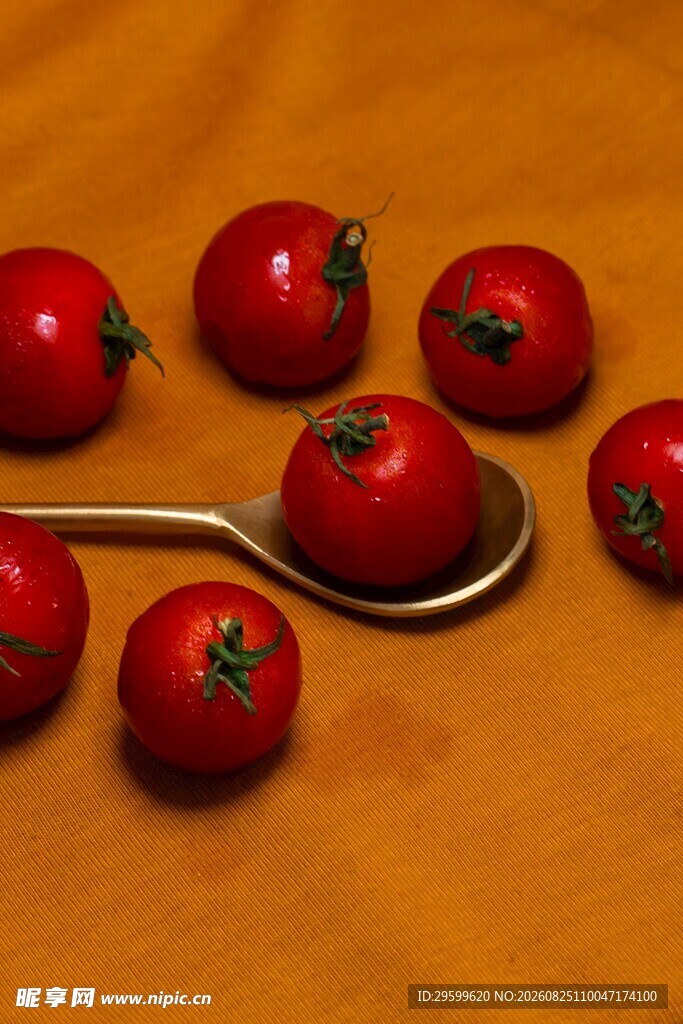 勺子上的新鲜小番茄